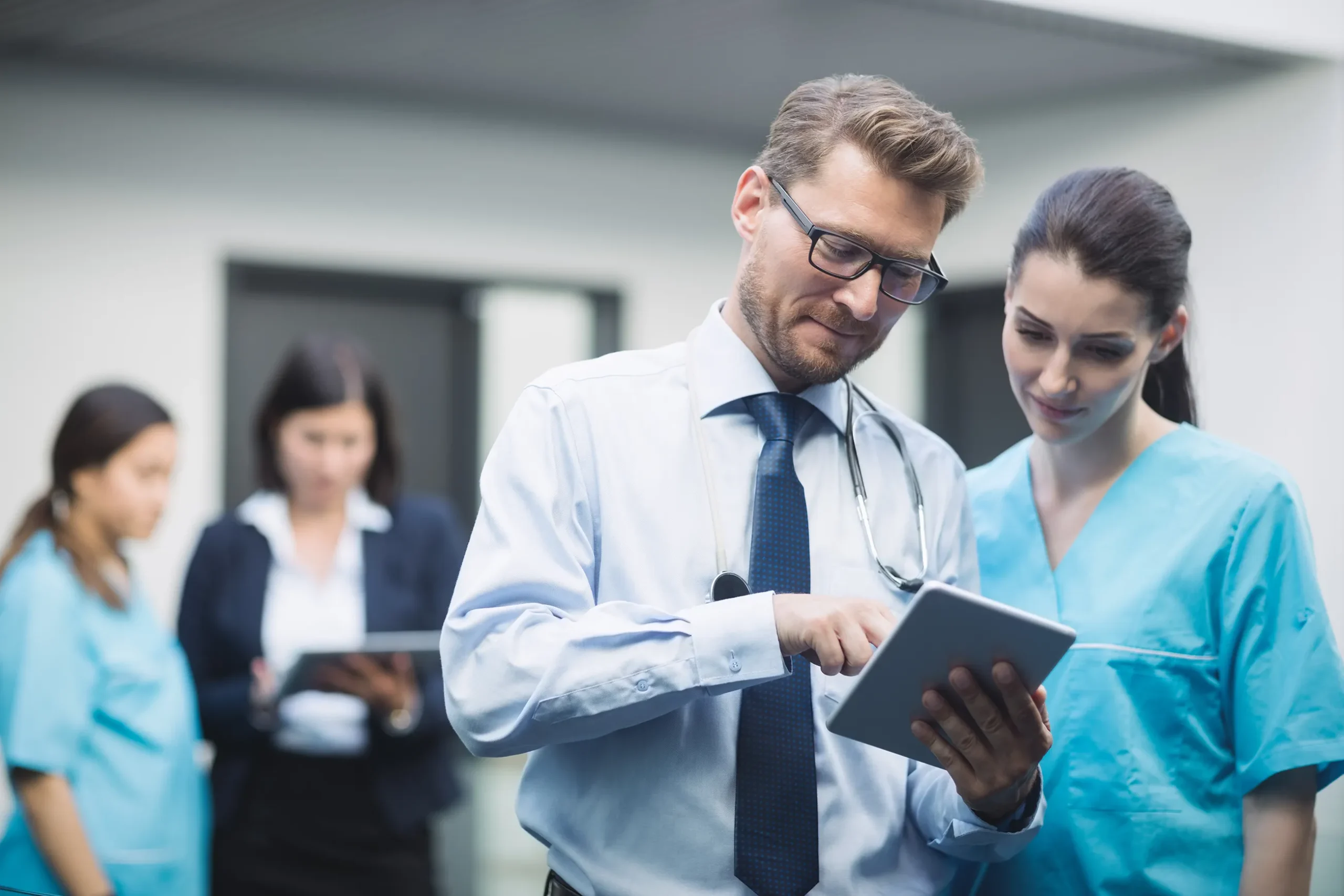 medico-e-infermiere-discutendo-su-tavoletta-digitale copia